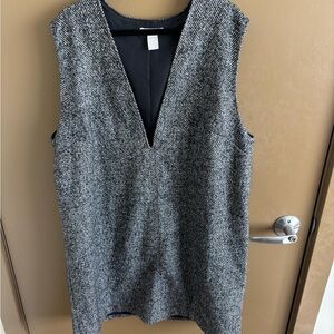 H&M Black and White Sleeveless V-Neck Shift Dress